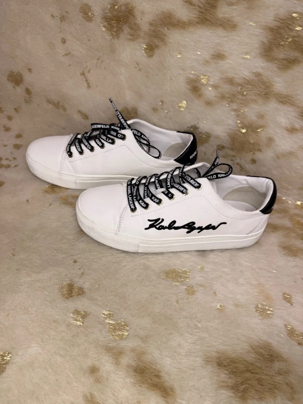 Karl Lagerfeld‎ Cylie Signature Logo Lace up White Black Accents Sneakers Sz 7